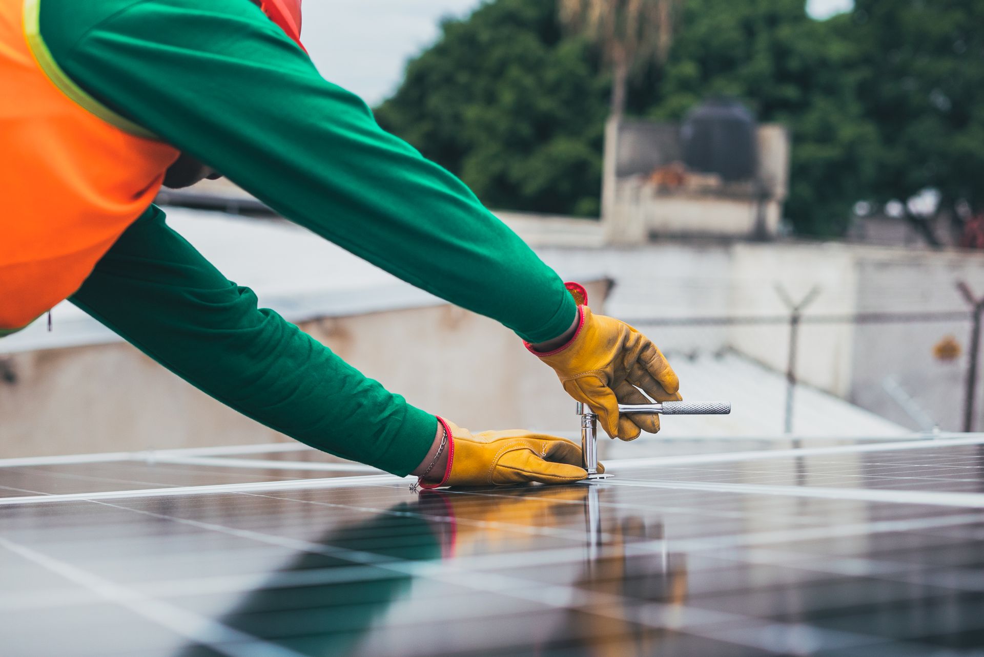 Hände eines Fachmanns bei der Montage eines Solarmoduls