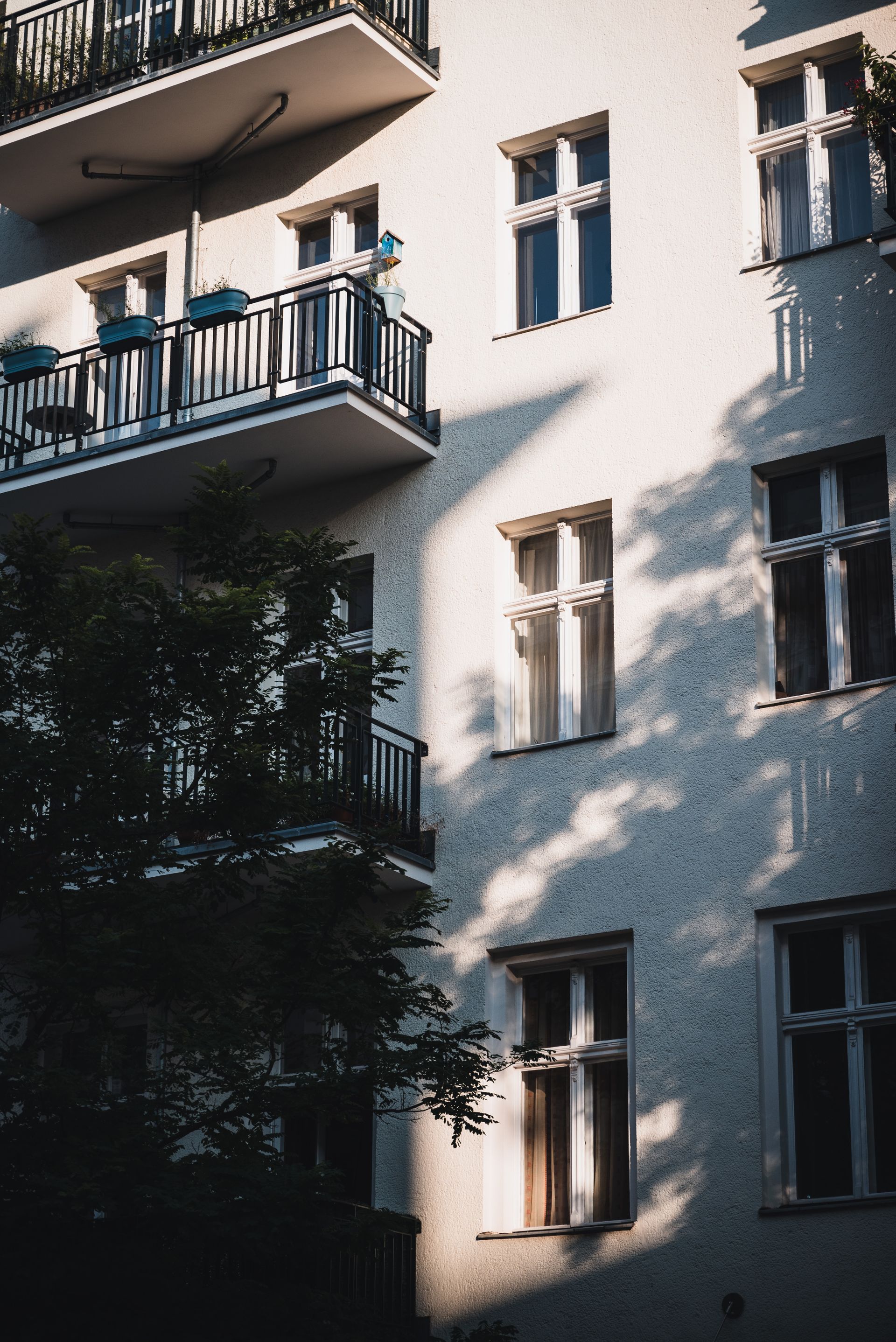 Bewohntes Berliner Mehrfamilienhaus mit Balkonen und unterschiedlichen Wohnungen