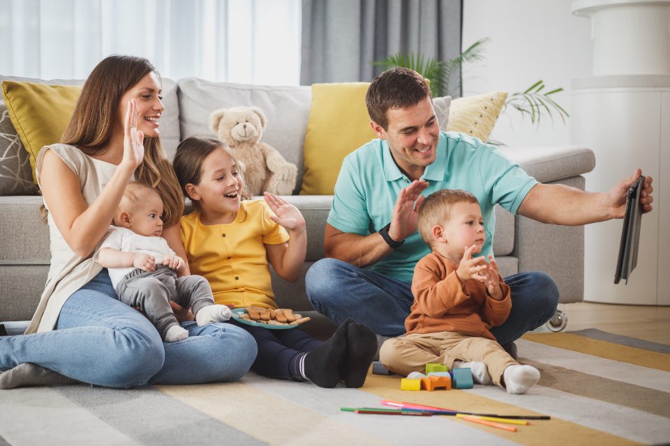 Familie verbringt Zeit im Wohnzimmer ihres Hauses