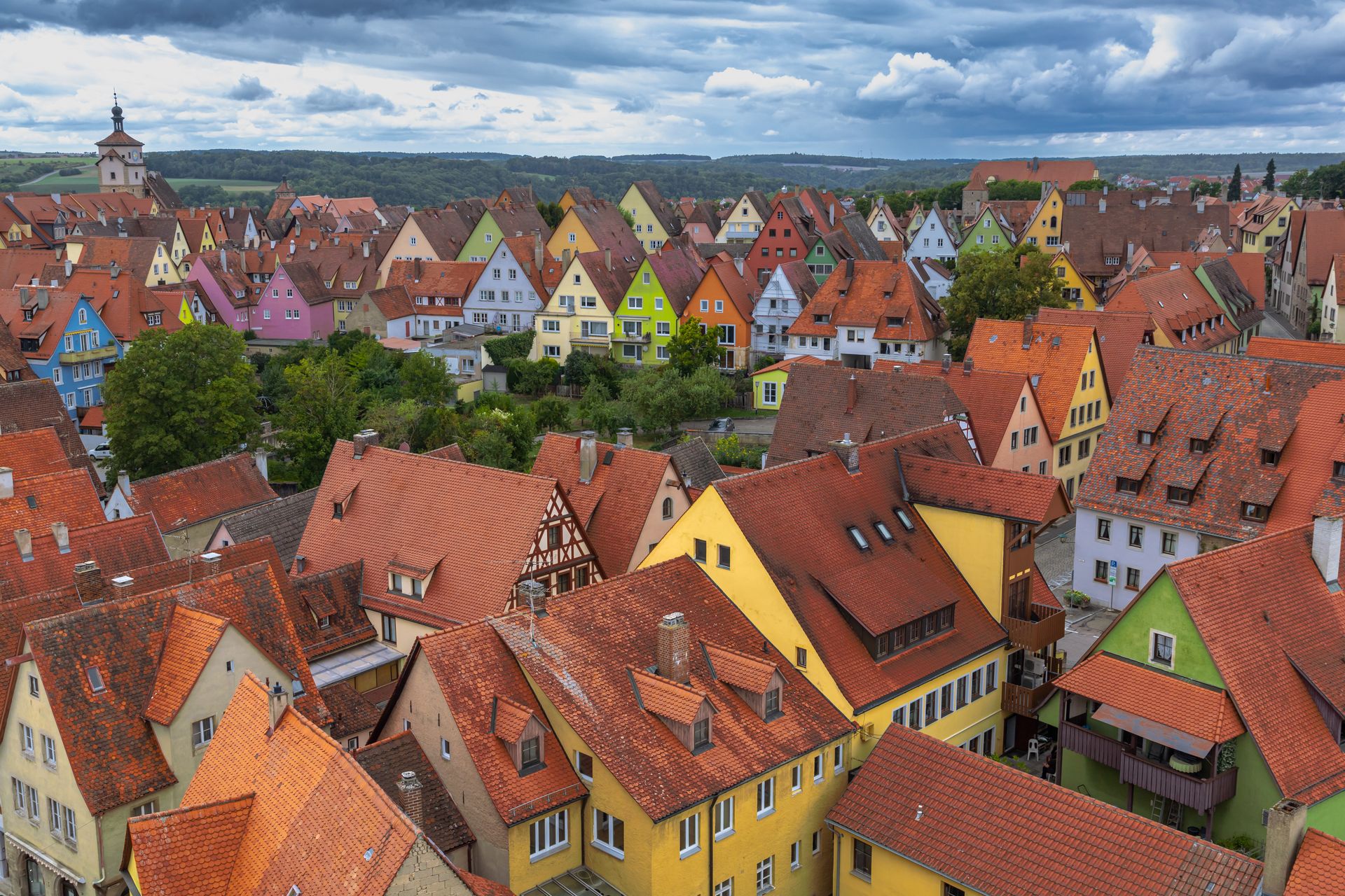 Dicht bebauter historischer Stadtbestand in Rothenburg ob der Tauber mit unterschiedlichen Wohngebäuden