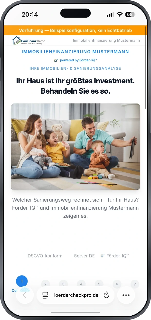 Einstieg des Sanierungschecks unter der Marke eines Baufinanzierers: Kopfzeile BauFinanz Demo, Ueberschrift Immobilienfinanzierung Mustermann mit dem Hinweis powered by Foerder-IQ, Zeile „Ihr Haus ist Ihr groesstes Investment. Behandeln Sie es so.", ein Familienfoto und die Frage „Welcher Sanierungsweg rechnet sich – für Ihr Haus?“; dazu die Hinweise DSGVO-konform, Server DE und Foerder-IQ