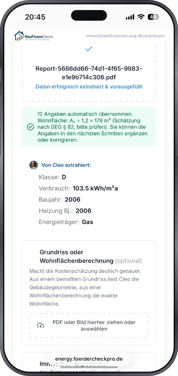 Auslesung eines hochgeladenen Energieausweises unter der Beispielmarke BauFinanz Demo: zwölf Angaben automatisch übernommen, Klasse D, Verbrauch 103,5 Kilowattstunden je Quadratmeter und Jahr, Baujahr 2006, Heizung von 2006, Energieträger Gas, dazu optionale Felder für Grundriss und Exposé
