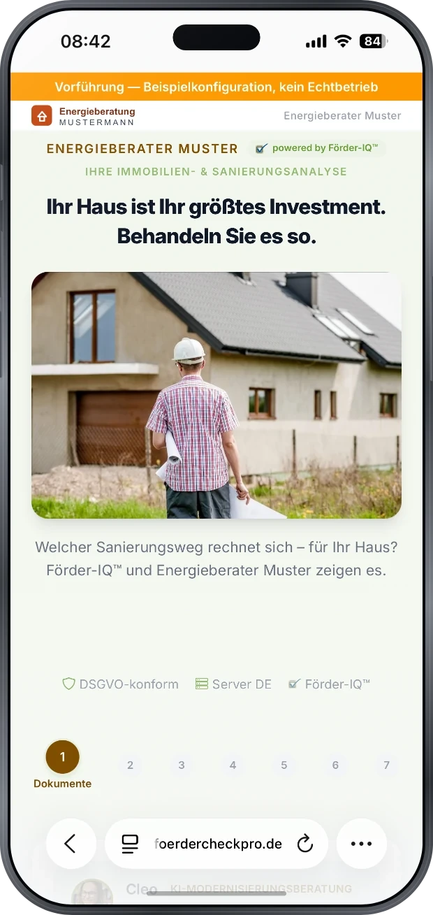 Einstieg des Sanierungschecks unter der Eigenmarke: Kopfzeile Energieberatung Mustermann, Zeile „Energieberater Muster powered by Förder-IQ“, Überschrift „Ihr Haus ist Ihr größtes Investment. Behandeln Sie es so.“, darunter das Foto eines Mannes mit Bauhelm und Plänen vor einem Haus und die Frage „Welcher Sanierungsweg rechnet sich – für Ihr Haus?“; dazu die Hinweise DSGVO-konform, Server DE und Förder-IQ