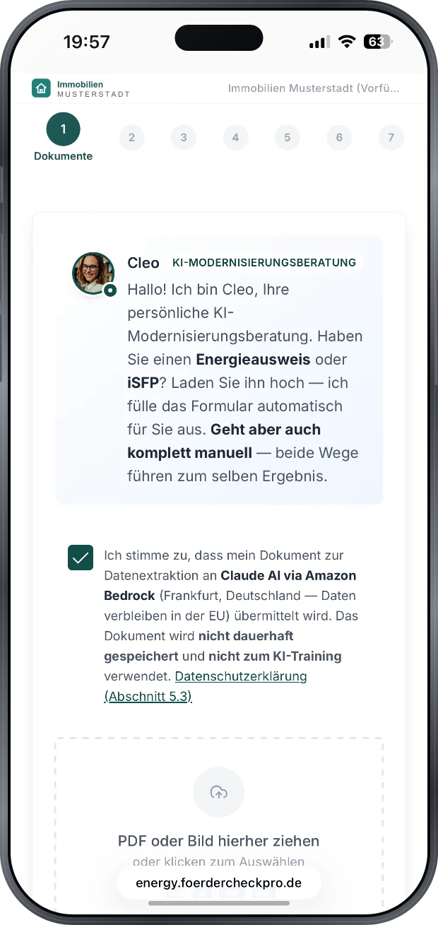 Cleo stellt sich vor und bittet um den Energieausweis oder den Sanierungsfahrplan, darunter die Einwilligung in die Datenextraktion und das Feld zum Hochladen; ohne Dokument geht es auch von Hand