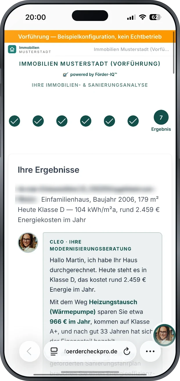 Ergebnisseite mit Cleos Erläuterung: Einfamilienhaus, Baujahr 2006, 179 Quadratmeter, heute Klasse D mit 104 Kilowattstunden je Quadratmeter und Jahr und rund 2.459 Euro Energiekosten im Jahr; mit dem Weg Heizungstausch (Wärmepumpe) 966 Euro Ersparnis im Jahr und Klasse A+