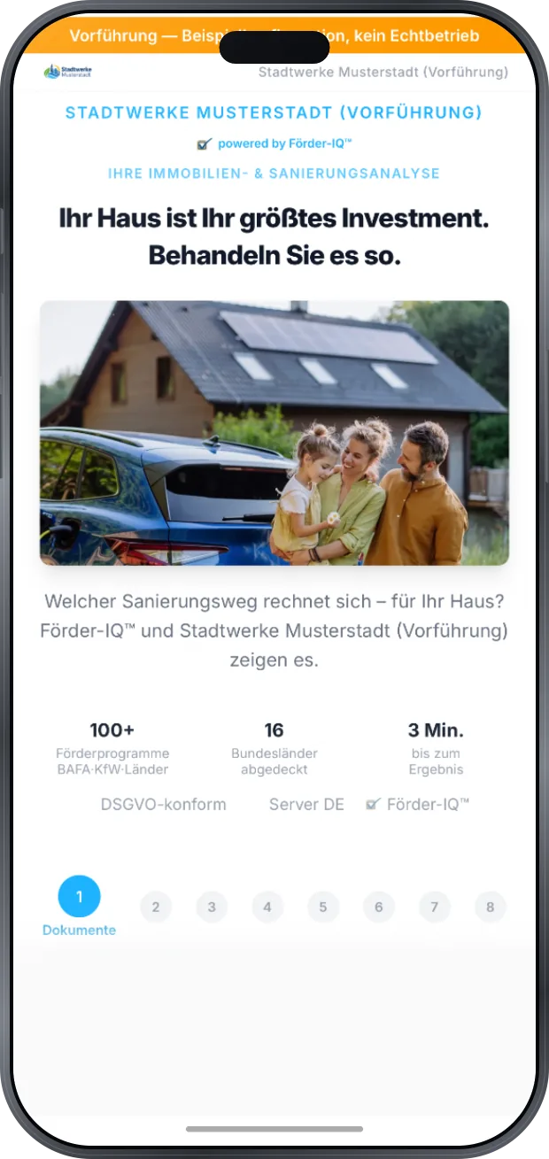 Startbildschirm unter der Marke eines Stadtwerks: Schlagzeile „Ihr Haus ist Ihr größtes Investment. Behandeln Sie es so.“, darunter ein Foto einer Familie vor einem Haus mit Photovoltaik und Elektroauto, die Frage „Welcher Sanierungsweg rechnet sich – für Ihr Haus?“ und drei Kennzahlen: über 100 Förderprogramme von BAFA, KfW und Ländern, 16 Bundesländer abgedeckt, 3 Minuten bis zum Ergebnis; dazu die Hinweise DSGVO-konform, Server in Deutschland und Förder-IQ