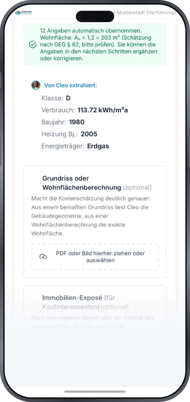 Einstiegsschritt mit dem Hinweis „12 Angaben automatisch übernommen“ und der Wohnfläche Aₙ ÷ 1,2 ≈ 203 m² als Schätzung nach GEG § 82; darunter „Von Cleo extrahiert“: Klasse D, Verbrauch 113,72 kWh/m²a, Baujahr 1980, Heizung von 2005, Energieträger Erdgas, sowie optionale Uploadfelder für Grundriss und Exposé