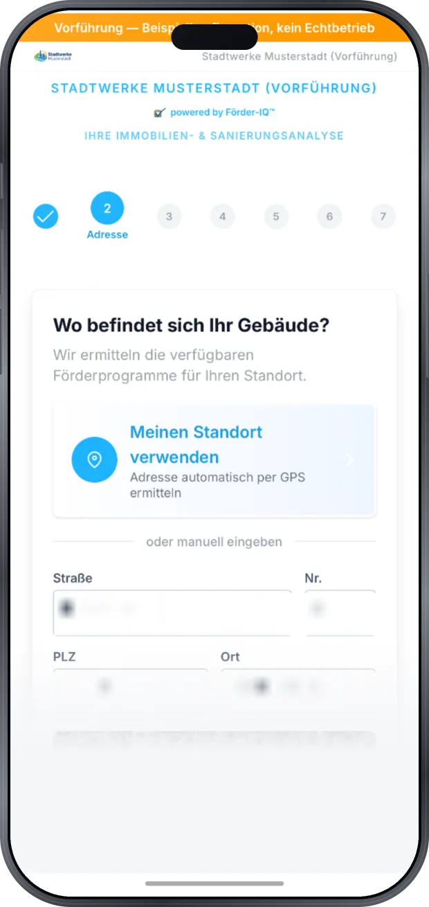 Schritt „Adresse“ im Fortschrittsbalken: Kopfzeile „Stadtwerke Musterstadt (Vorführung)“ mit Logo und dem Vermerk „powered by Förder-IQ“, Frage „Wo befindet sich Ihr Gebäude?“, wahlweise Standort per GPS oder manuelle Eingabe von Straße, Nummer, PLZ und Ort