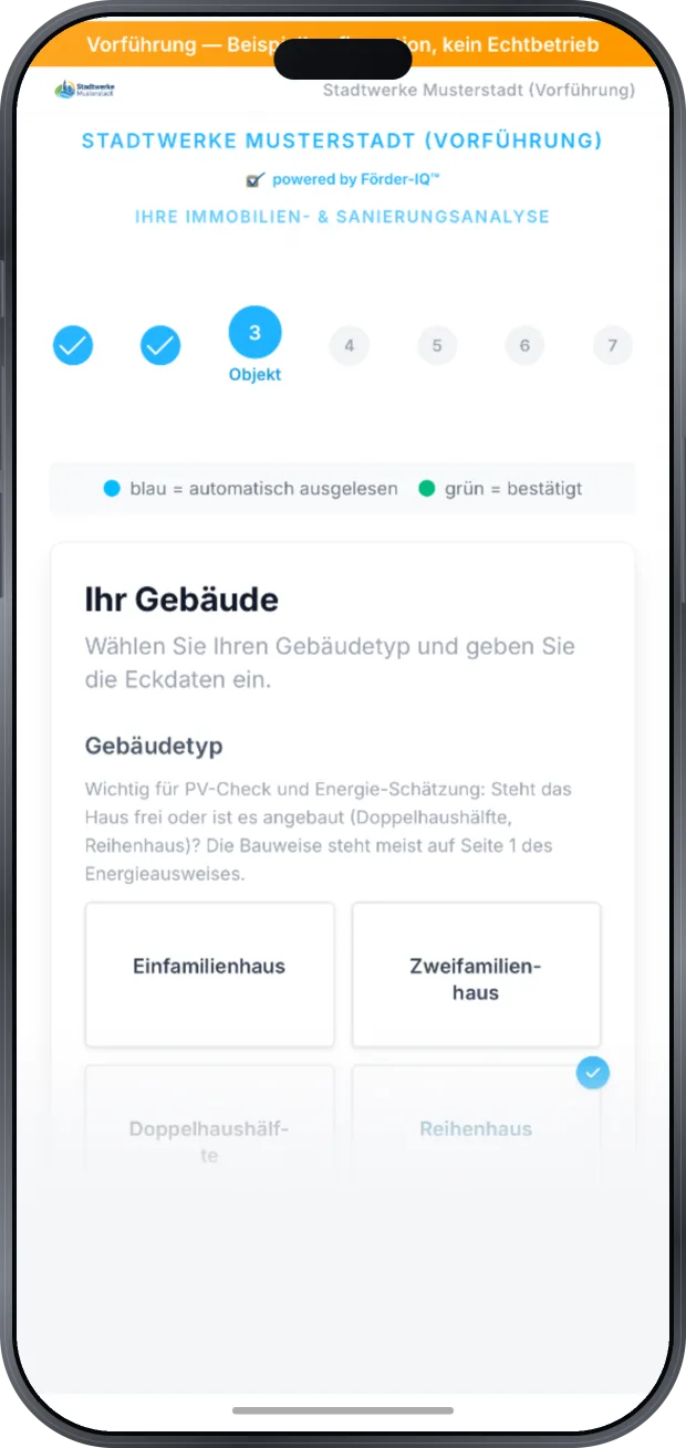 Schritt „Objekt“ mit der Legende „blau = automatisch ausgelesen, grün = bestätigt“; Auswahl des Gebäudetyps zwischen Einfamilienhaus, Zweifamilienhaus, Doppelhaushälfte und Reihenhaus, wobei Reihenhaus blau vorbelegt ist