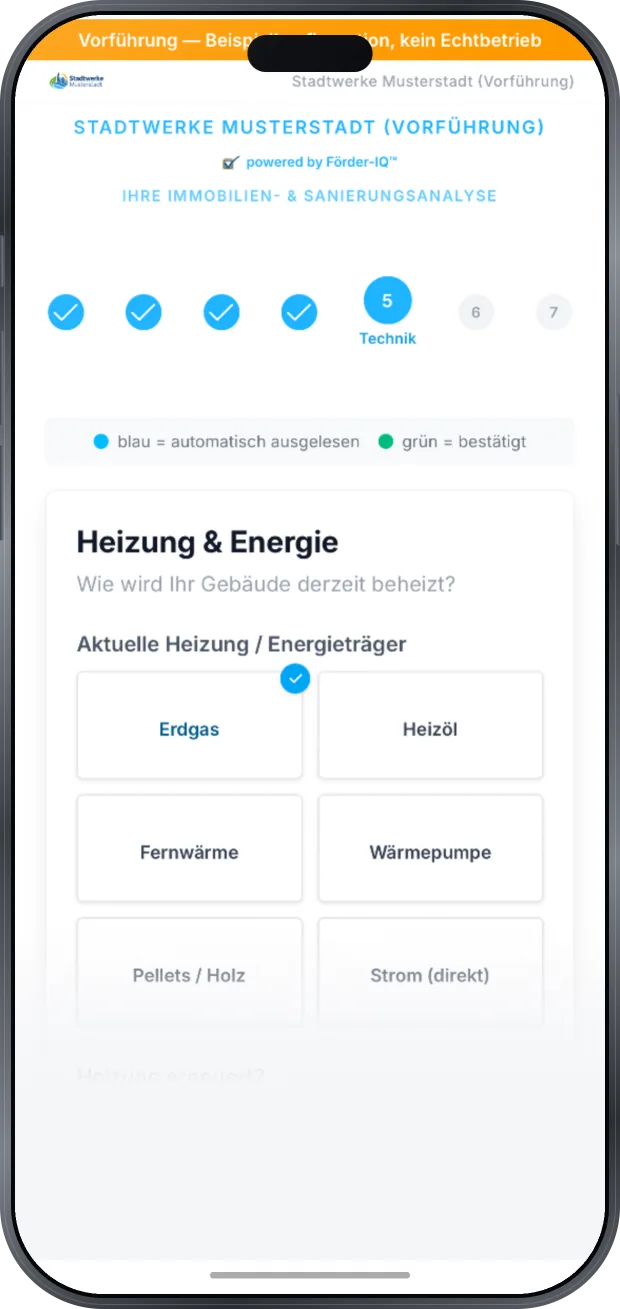 Schritt „Technik“ mit der Frage nach der aktuellen Heizung und den Energieträgern Erdgas (ausgewählt), Heizöl, Fernwärme, Wärmepumpe, Pellets beziehungsweise Holz und Strom direkt