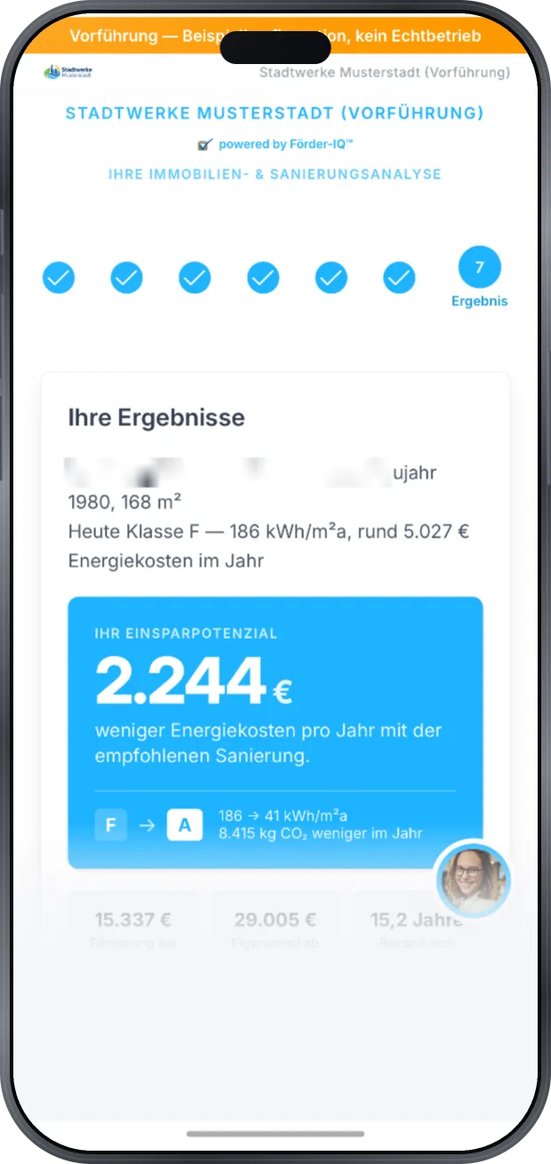 Schritt „Ergebnis“: Baujahr 1980, 168 m², heute Klasse F mit 186 kWh/m²a und rund 5.027 € Energiekosten im Jahr; hervorgehoben das Einsparpotenzial von 2.244 € pro Jahr, der Sprung von F auf A, 186 auf 41 kWh/m²a und 8.415 kg CO₂ weniger im Jahr