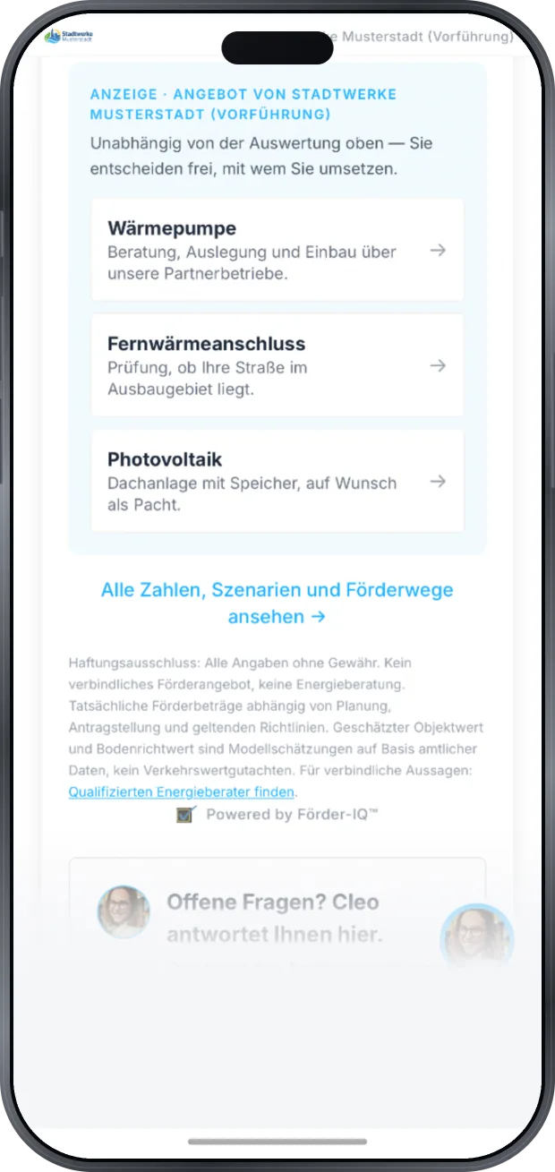 Ende des Berichts: ein als Anzeige gekennzeichneter Angebotsblock des Stadtwerks mit Wärmepumpe über Partnerbetriebe, Prüfung des Fernwärmeanschlusses und Photovoltaik mit Speicher, darüber der Satz „Unabhängig von der Auswertung oben — Sie entscheiden frei, mit wem Sie umsetzen“