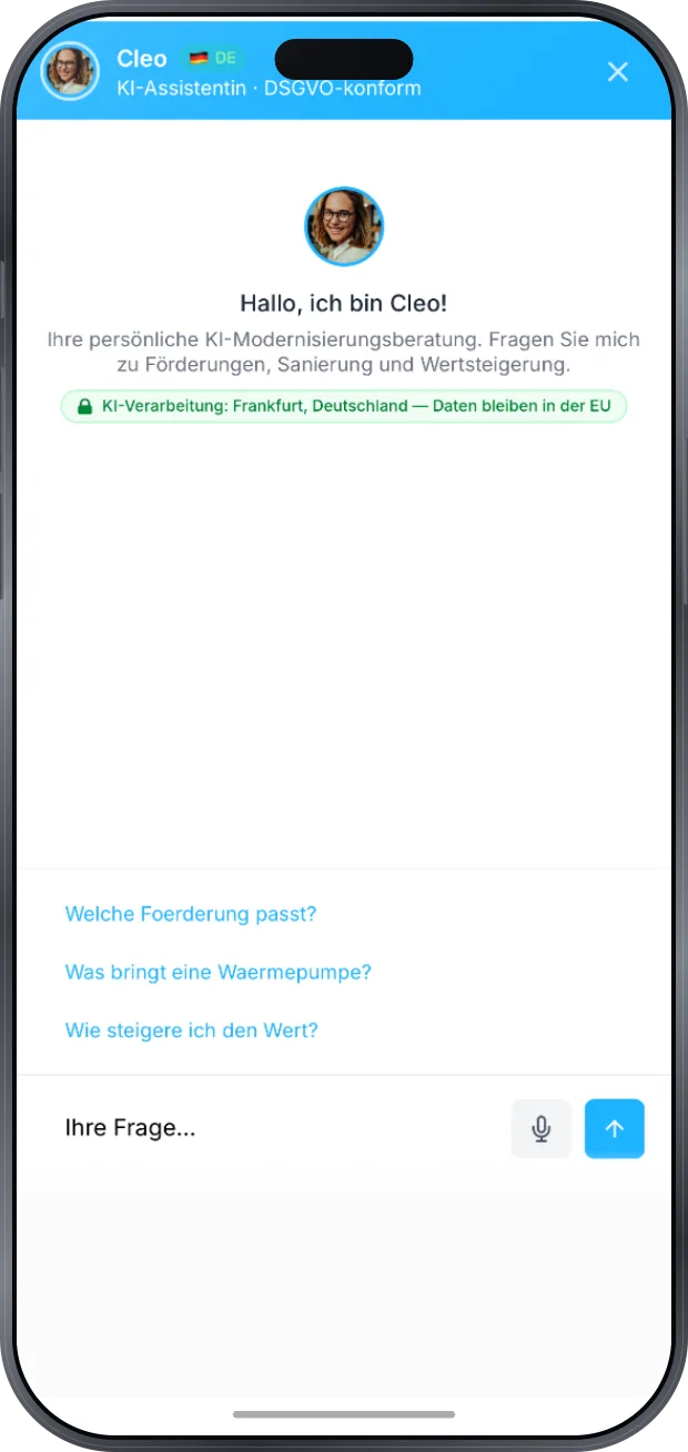 Cleo-Dialog beim Öffnen: Begrüßung mit Namen und die Vorstellung als persönliche KI-Modernisierungsberatung, ein grün hinterlegter Hinweis „KI-Verarbeitung: Frankfurt, Deutschland — Daten bleiben in der EU“ und drei vorgeschlagene Fragen: welche Förderung passt, was eine Wärmepumpe bringt und wie sich der Wert steigern lässt