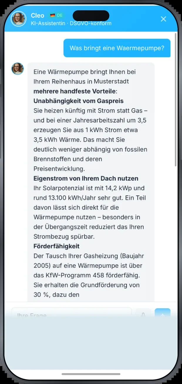 Cleo beantwortet die Frage „Was bringt eine Wärmepumpe?“ für ein Reihenhaus: Unabhängigkeit vom Gaspreis mit einer Jahresarbeitszahl um 3,5, Nutzung des Eigenstroms aus 14,2 kWp Solarpotenzial und rund 13.100 kWh im Jahr sowie Förderfähigkeit des Tauschs der Gasheizung von 2005 über das KfW-Programm 458 mit 30 Prozent Grundförderung